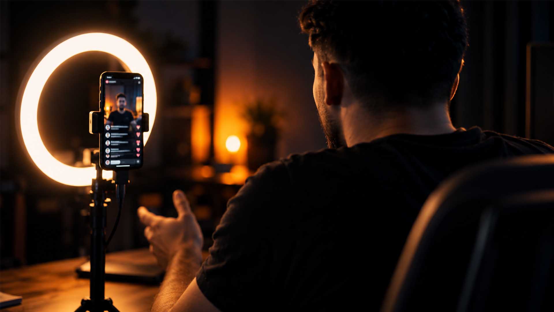 Telefon na stativu snima kreatora koji vodi LIVE prenos, uz ring lampu i komentare na ekranu