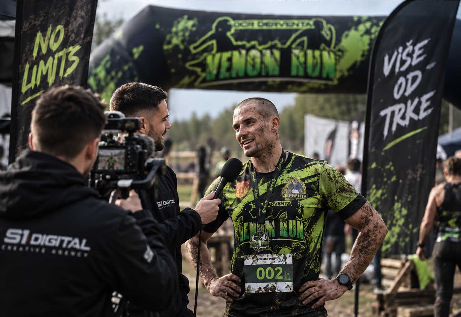 Ekipa S1 Digital snima izjavu takmičara ispod kapije Venom Run trke