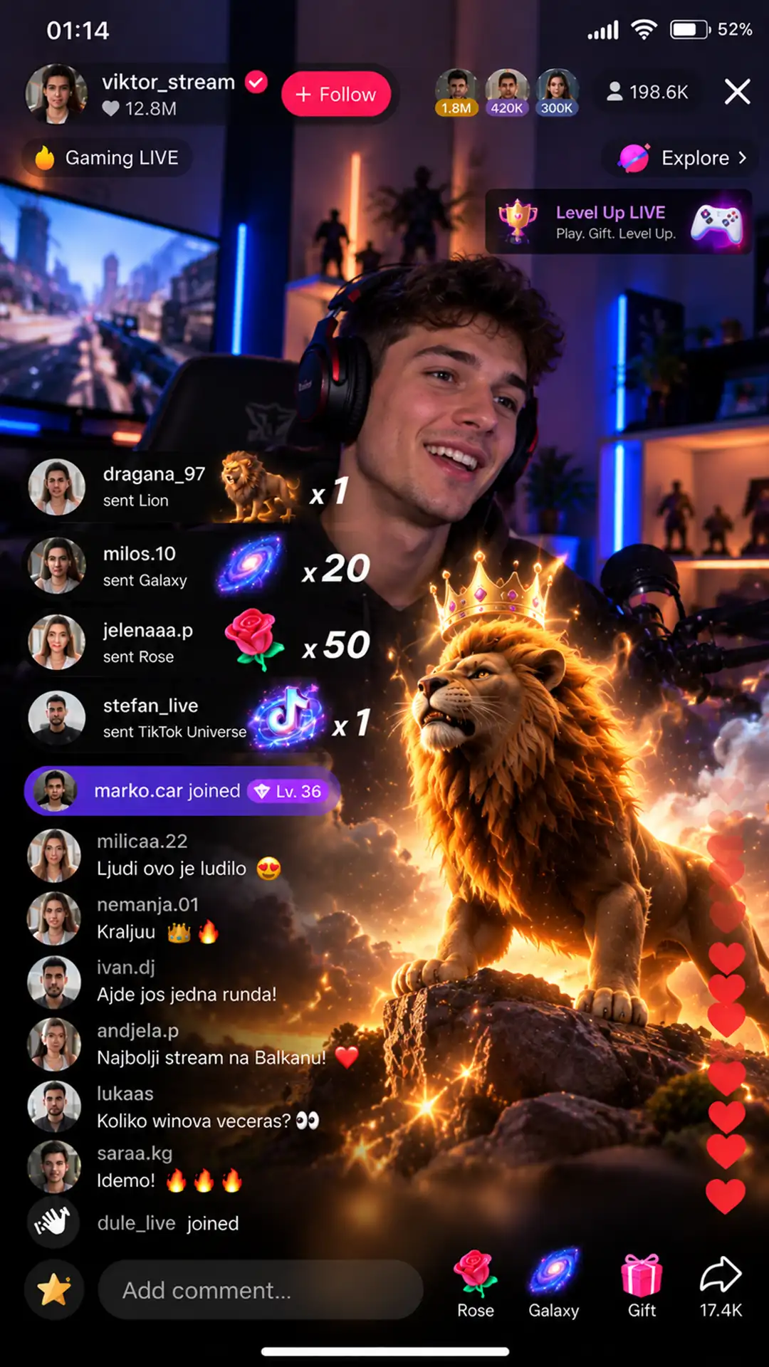 Kreator sa slušalicama vodi gaming TikTok LIVE prenos, uz poklone Lav, Galaksija i Ruža.
